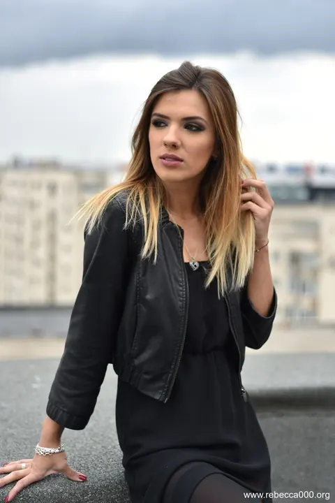 Blonde Woman Poses in the Open Air – photo 2 of 13