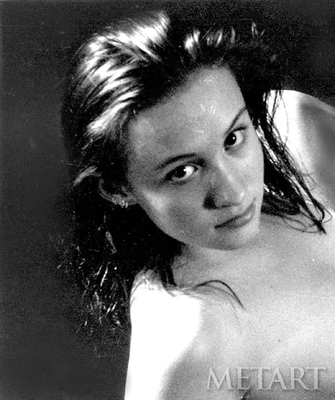 Woman Strips Fully Nude and Poses for Glamour Shots Turning Slowly – photo 9 of 14