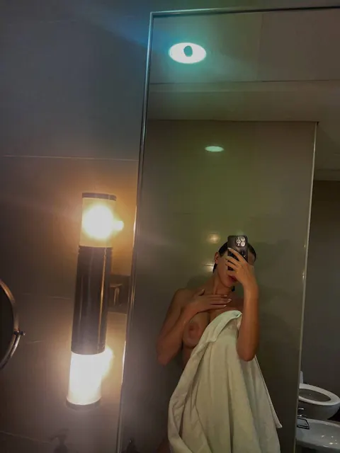 European PAWG Spreads for a Mirror Selfie – photo 3 of 11
