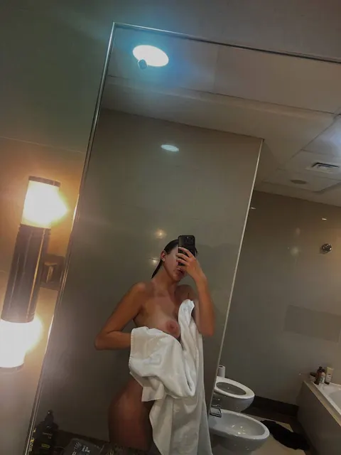 European PAWG Spreads for a Mirror Selfie – photo 5 of 11