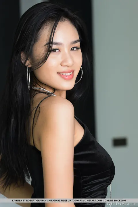 Kahlisa Boonyasak: Thai Brunette Spreads Her Trimmed Pussy – photo 6 of 18