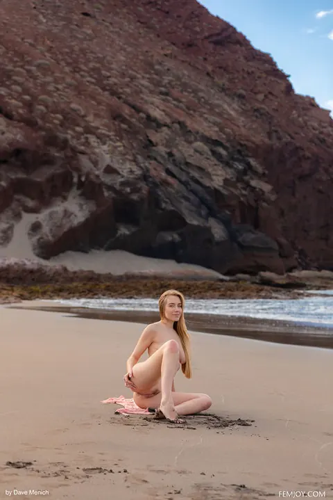 Hairy Babe Spreads Her Pussy Wide on the Beach – photo 12 of 16