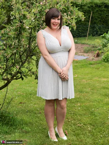 British BBW Lifts Her Skirt in the Garden and Fingers Her Pussy