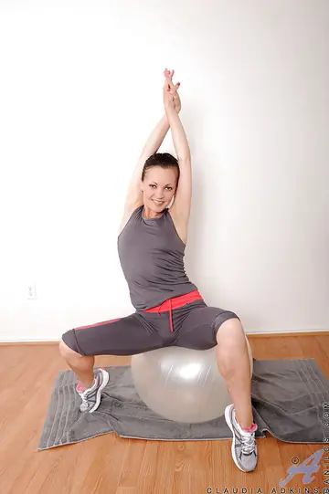 Claudia Adkins – Mature Brunette Pulls Aside Her Yoga Pants and Fingers Her Shaved Pussy