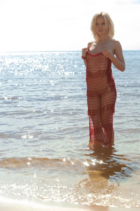 Woman Spreads Her Legs on the Beach – photo 17 of 21