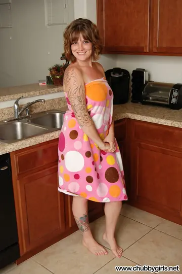 BBW Spreads Her Shaved Pussy at the Kitchen Sink