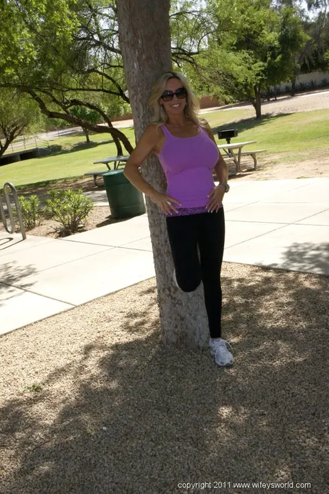 Sandra Otterson: Curvy Blonde MILF in Yoga Pants and Glasses Poses Outdoors – photo 4 of 16