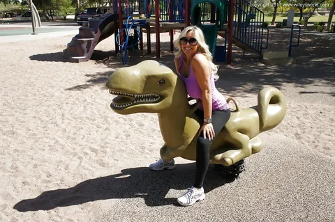 Sandra Otterson: Curvy Blonde MILF in Yoga Pants and Glasses Poses Outdoors – photo 11 of 16