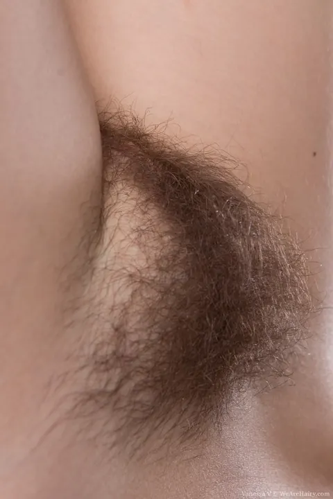Thick Hairy Babe Fingers Her Wet Pussy and Spreads Wide – photo 18 of 18