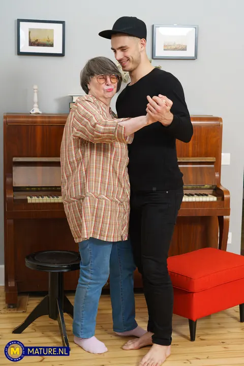 Sharon Amore: Chubby European Granny in Jeans and Glasses Gets Fucked – photo 2 of 11