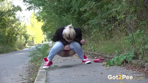 Di Devi: Blonde MILF Pulls Jeans Aside and Spreads Her Shaved Pussy Outdoors – photo 11 of 15