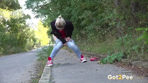 Di Devi: Blonde MILF Pulls Jeans Aside and Spreads Her Shaved Pussy Outdoors – photo 12 of 15