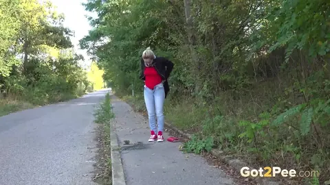 Di Devi: Blonde MILF Pulls Jeans Aside and Spreads Her Shaved Pussy Outdoors – photo 14 of 15