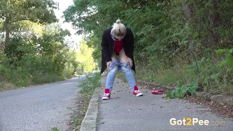 Di Devi: Blonde MILF Pulls Jeans Aside and Spreads Her Shaved Pussy Outdoors – photo 4 of 15