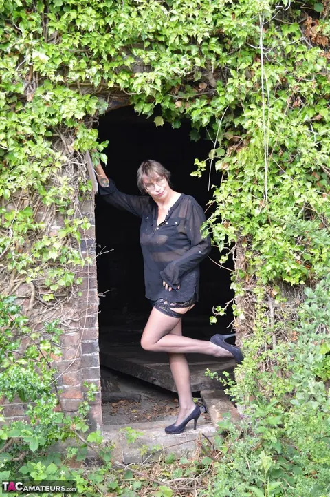 British Blonde MILF Spreads Her Legs in Stockings Outdoors – photo 4 of 16