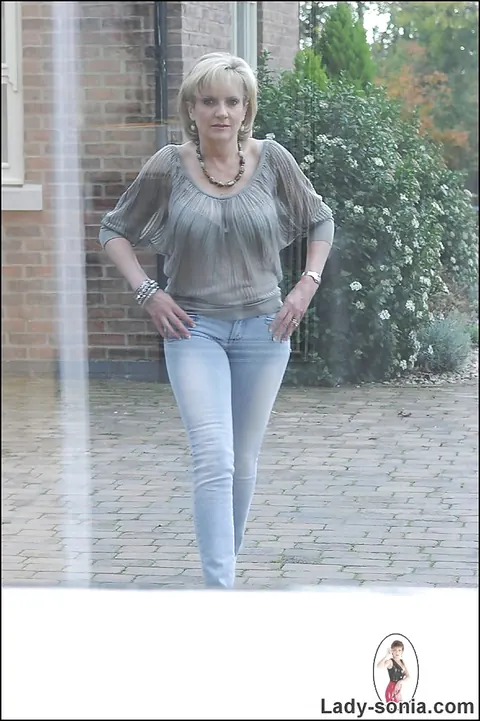 Lady Sonia: Thick Mature Blonde Lowers Jeans and Spreads Her Pussy – photo 2 of 15