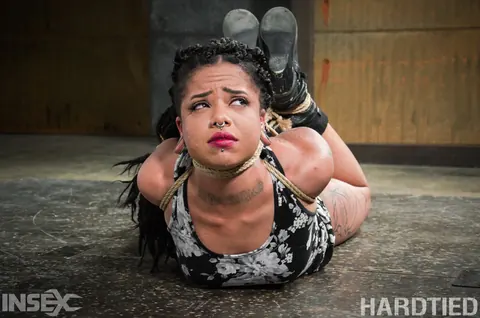 Jessica Creepshow: Ebony Brunette Hangs in Rope Suspension Wearing Heels and Boots – photo 4 of 14