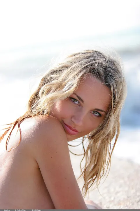 Woman Spreads Her Pussy on a Public Beach – photo 20 of 21