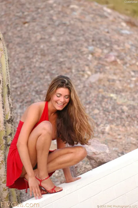 Amateur Woman Hikes Her Dress and Spreads Outdoors – photo 16 of 21
