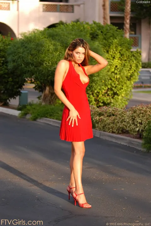 Amateur Woman Hikes Her Dress and Spreads Outdoors – photo 3 of 21
