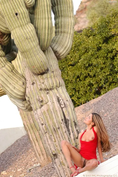 Amateur Woman Hikes Her Dress and Spreads Outdoors – photo 20 of 21