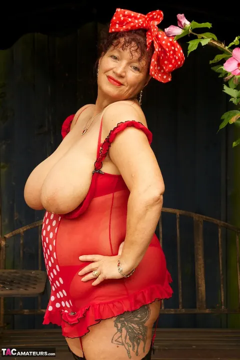 Busty Kim: Curvy Brunette MILF Strips Out of Her Lingerie Outdoors for the Doctor – photo 10 of 20