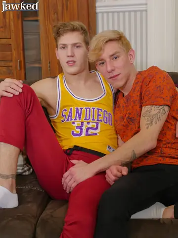 Hung Top Kisses Twink and Fucks Him Deep in Anal