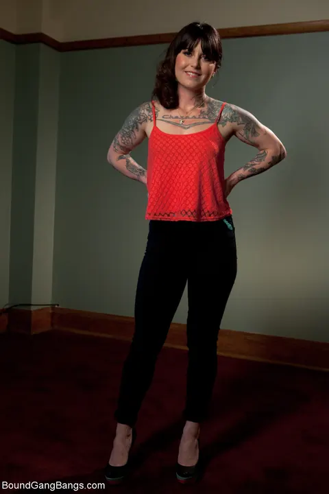 Vivienne Del Rio: Brunette Strips and Shows Her Tattooed Body in the Bathroom – photo 1 of 17