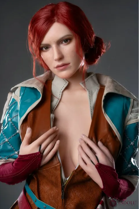 Redhead Undresses and Poses Nude to Show Her Body – photo 12 of 15