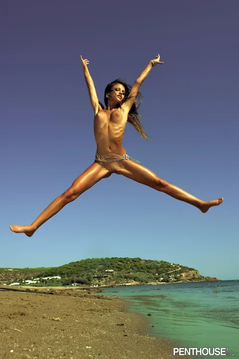 Janelle Varga: Hungarian Brunette Spreads Her Pussy on the Beach – photo 5 of 20