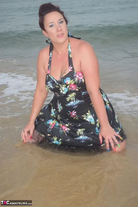 Sarah Banks: Ebony MILF in a Skirt Spreads Her Pussy on the Beach – photo 6 of 16