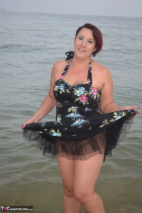 Sarah Banks: Ebony MILF in a Skirt Spreads Her Pussy on the Beach – photo 16 of 16