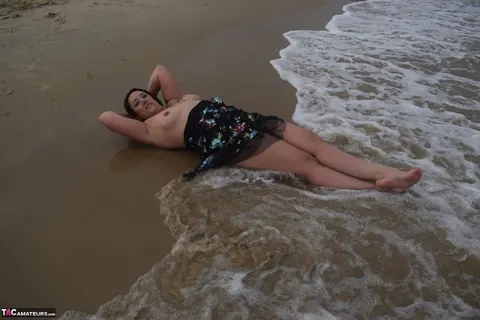Sarah Banks: Ebony MILF in a Skirt Spreads Her Pussy on the Beach – photo 13 of 16