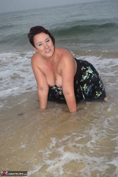 Sarah Banks: Ebony MILF in a Skirt Spreads Her Pussy on the Beach – photo 8 of 16