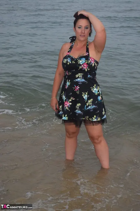 Sarah Banks: Ebony MILF in a Skirt Spreads Her Pussy on the Beach – photo 15 of 16