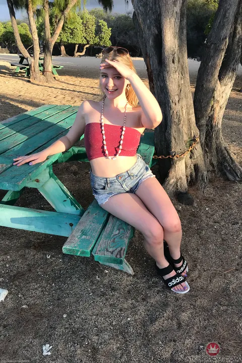 Melody Marks: Petite Curvy Blonde in Glasses Spreads Her Pussy on the Beach – photo 17 of 20