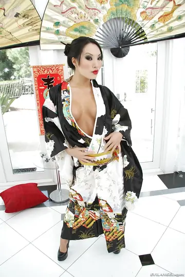 Asa Akira – Busty Asian Brunette Drops Her Kimono Robe and Spreads Her Pussy Outdoors