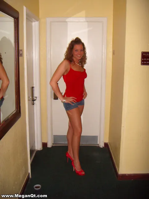 Meganqt: Brunette in Jeans and Shorts Kisses on the Beach – photo 2 of 12
