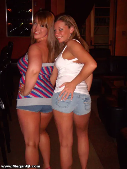 Meganqt: Brunette in Jeans and Shorts Kisses on the Beach – photo 10 of 12