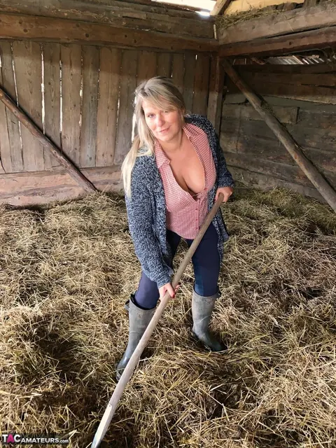 Sweet Susi: Blonde MILF Strips Out of Her Boots in the Forest – photo 5 of 20