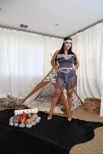 Kelsi Monroe – Busty Latina MILF in Indian Cosplay Spreads Her Pussy