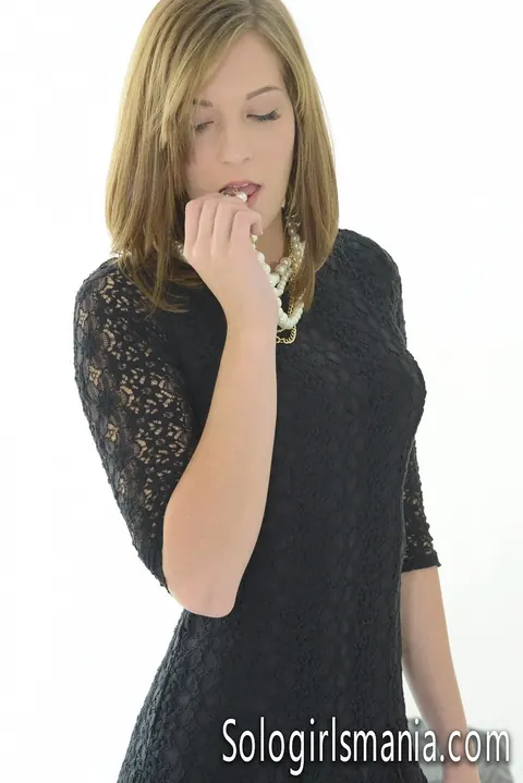 Molly Manson: Blonde Undresses and Masturbates Before Sex with Her Partner – photo 4 of 21