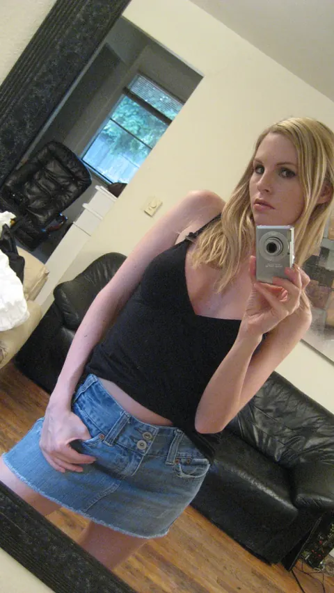 Amateur Busty MILF Snaps Mirror Selfies While Her Partner Kisses Her – photo 11 of 21
