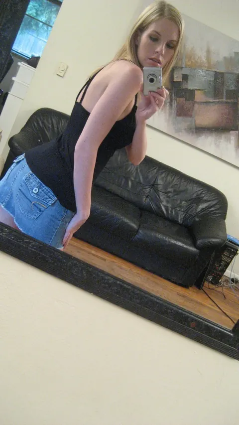 Amateur Busty MILF Snaps Mirror Selfies While Her Partner Kisses Her – photo 12 of 21