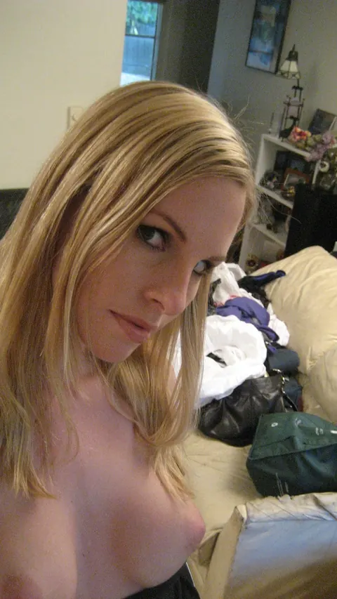 Amateur Busty MILF Snaps Mirror Selfies While Her Partner Kisses Her – photo 13 of 21