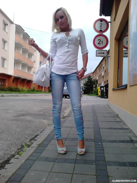 Slim Curly Blonde Strips Out of Her Bikini in Public – photo 18 of 20