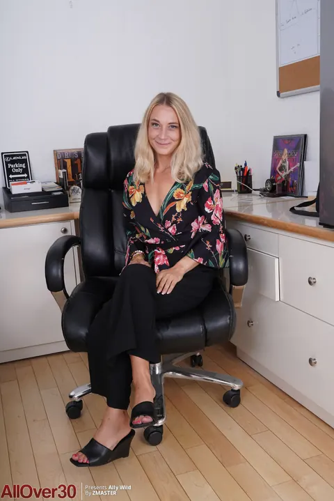 Thick Blonde MILF Bares Her Ass in the Office – photo 2 of 16