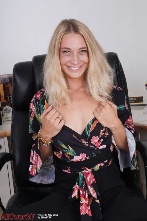 Thick Blonde MILF Bares Her Ass in the Office – photo 3 of 16