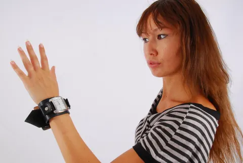 Asian Redhead Checks Her Watch While Posing in Shorts – photo 9 of 16