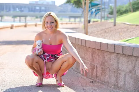 Athletic Blonde Lifts Her Skirt to Use a Toy Outdoors – photo 3 of 20